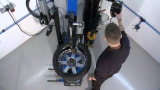 Megamount Smart 2 Tyre Changer from wwwhofmannmegaplancouk [upl. by Bryna]