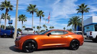 Chevrolet Camaro 2023 1LT Coupe quotVivid Orange Metallicquot en Español [upl. by Zetnahs]