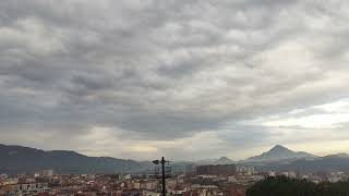 Mañana cubierta de nubes con algunas gotas sueltas temperatura suave [upl. by Gemina]