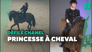 Chez Chanel Charlotte Casiraghi défile à cheval sur le podium [upl. by Chalmers]