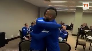 Claudio Bravo y Arturo Vidal se dan abrazo de reconciliación [upl. by Etheline]