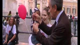 I palloncini rossi di Save the Children la guerrilla [upl. by Nnylannej]