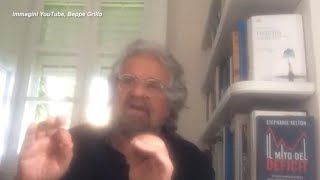 Natale il messaggio di Beppe Grillo «Farò tutti i vaccini in un’unica siringata» [upl. by Harewood]