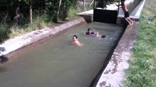 Niños bañándose en acequia en Villa Regina [upl. by Follansbee278]