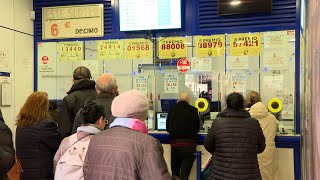 Colas en la administración de lotería de Doña Manolita un día antes del Sorteo del Niño [upl. by Chrisman234]