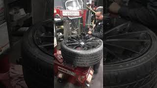 como quitar una llanta 24 rines tires tireshop automobile tirepressure [upl. by Lock]