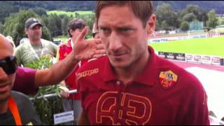 Francesco Totti con i tifosi a Brunico  21 luglio 2011 [upl. by Joaquin862]