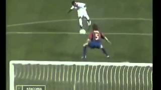 Carles Puyol para un gol con el escudo del Barcelona [upl. by Oulman169]