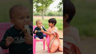 Mansi ne sabhi ko banana🍌 khilaya shorts banana daughter family comedyshorts [upl. by Norah593]