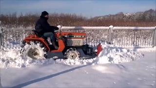 Traktor Kubota 1502 z pługiem do odśnieżania Mokry ciężki śnieg wwwakantogrodypl [upl. by Stark]