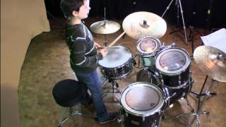 Jonathan 8 Jahre erklärt das Schlagzeug Drumset [upl. by Sjoberg596]