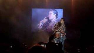 Anahi y Poncho beso en concierto [upl. by Llemhar176]