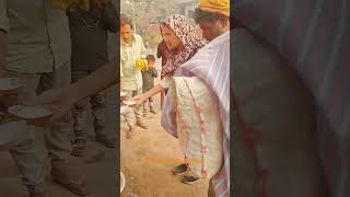 आज का प्रसादम वितरणyoutube viralvideo vrindavan food [upl. by Ykcul]