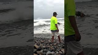 Un espectáculo impresionante de destreza y maestría para Pescar con Atarraya en Mar Agitado [upl. by Kravits]