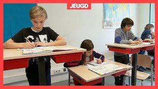 Niet zitten maar staan achter je schooltafel [upl. by Sonny907]