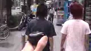 Dans les rues au Japon Au Japon comment pousser les gens dans la rue [upl. by Culley716]