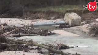 Il fiume Esino rompe gli argini e cambia pericolosamente corso [upl. by Gnut]