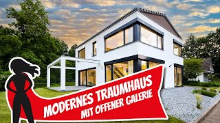 HolzhausTradition neu definiert Modernes Traumhaus mit offener Galerie  Lehner Haus [upl. by Hogle]