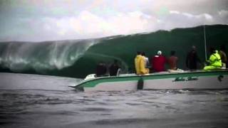 Surf Teahupoo  Code Redla session surf historique sur le célèbre spot de Tahiti [upl. by Floeter]