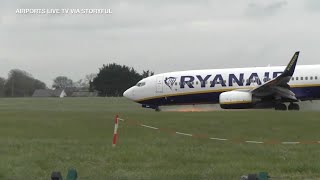 RyanAir plane loses front landing gear during emergency landing [upl. by Pember]