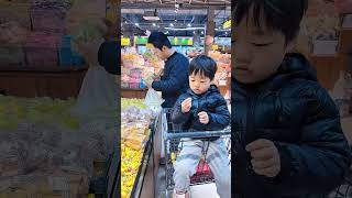 熊孩子逛超市，吓的爸爸赶紧买单！Cute babyCute呆萌小米宝聪明宝宝萌娃整蛊测试 [upl. by Veronica]