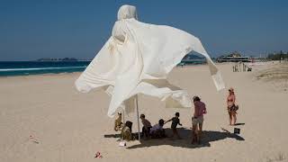 SWELL SKULPTURE FESTIVAL AUSTRALIA  Guardians of Time Manfred Kielnhofer 1212 [upl. by Eward]