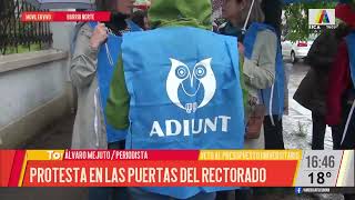 Repercusiones del veto universitario Protesta en las puertas del Rectorado de la UNT [upl. by Ahsap531]