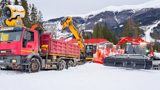 ESCAVATORE SPINGE CAMION SU PISTA DA SCI [upl. by Gunzburg]