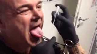 Zungen Piercing stechen bei Peter Puntigam 21032014 [upl. by Durward]