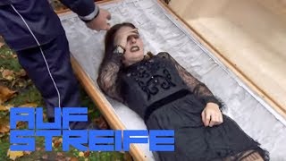 Gefangen auf dem Friedhof Mädchen im Sarg eingesperrt  Auf Streife  SAT1 TV [upl. by Oidualc]