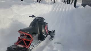 Motoneige téléguidé Polaris Pro Rush snowmobile RC dans la neige [upl. by Eerihs103]