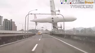 ¡IMPACTANTE Cámara capta accidente de TransAsia [upl. by Werdma]