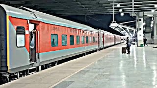 12924 Dr Ambedkar Nagar SF Express Arriving At Rani Kamlapati Station [upl. by Ellatsirhc]