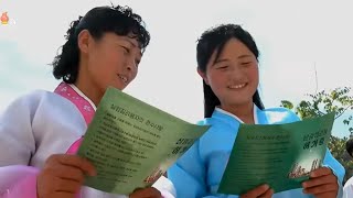 Corée du Nord  Emménagement des agriculteurs dans larrondissement de Changsong [upl. by Sirtimid]