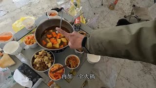 没钱过年都不敢回家，花180买年货再炒8个菜欢度除夕，祝新年快乐 [upl. by Suertemed246]