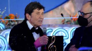 Gianni Morandi ritira il premio Lucio Dalla a Sanremo 2022 [upl. by Adlaremse18]