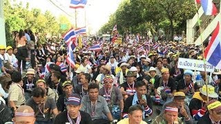 Bangkok les manifestants bloquent des bâtiments du gouvernement [upl. by Dugas]