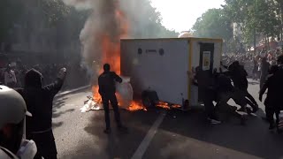 Retraites  des casseurs incendient un cabanon de chantier au milieu de la manifestation à Paris [upl. by Agathe]