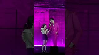 Mika fa salire sul palco una ragazza non vedente e canta con lei quotStardustquot [upl. by Htir]