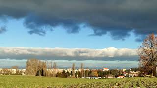 Stratocumulus ve vlnovém proudění za Krušnými horami  časosběr [upl. by Sdlonyer]