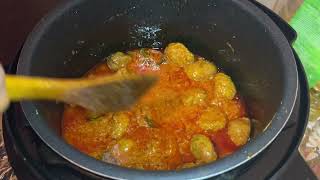 How To Cook A Chicken Meatball Curry In A Pressure Cooker  Meatball Recipe  In English [upl. by Huskamp]