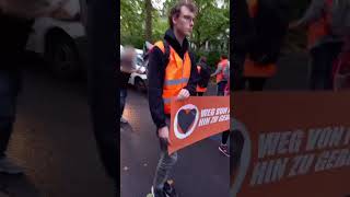 👊👊👊 Schlag ins Gesicht durch Autofahrer letztegeneration berlin protest [upl. by Klug110]