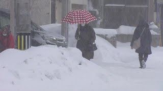 Importantes chutes de neige au Japon [upl. by Nyrhtakyram]