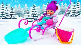 La bambolina Annabelle gioca con la neve Video per bambini e bambine in italiano [upl. by Aenehs995]