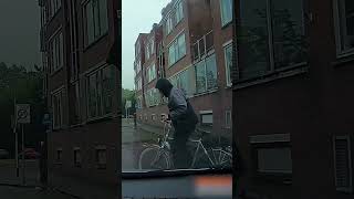 DIT IS NIET ZIJN DAG 🌧 schrik fiets crash [upl. by Nillek]