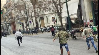 ΚΡΗΤΙΚΟΙ ΜΑΓΚΟΥΡΟΦΟΡΟΙ ΚΥΝΗΓΟΥΝ ΠΡΟΒΟΚΑΤΟΡΑ ΣΤΗ ΠΛΑΤΕΙΑ ΒΑΘΗΣ 1222016 [upl. by Handy243]