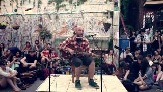 Bernard Adamus chante « Le scotch goûte le vent » dans la ruelle Modigliani [upl. by Dunson]