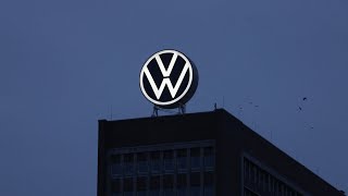 Avec trois fermetures dusines en Allemagne Volkswagen prévoit aussi un plan déconomie drastique [upl. by Aubigny161]