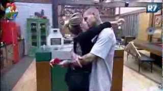 Mateus Verdelho entrega flores para Bárbara Evans [upl. by Nerrawed]