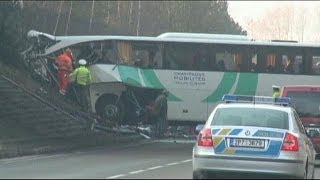 Accident de car scolaire sur une autoroute tchèque  un mort 41 blessés [upl. by Nwahshar729]